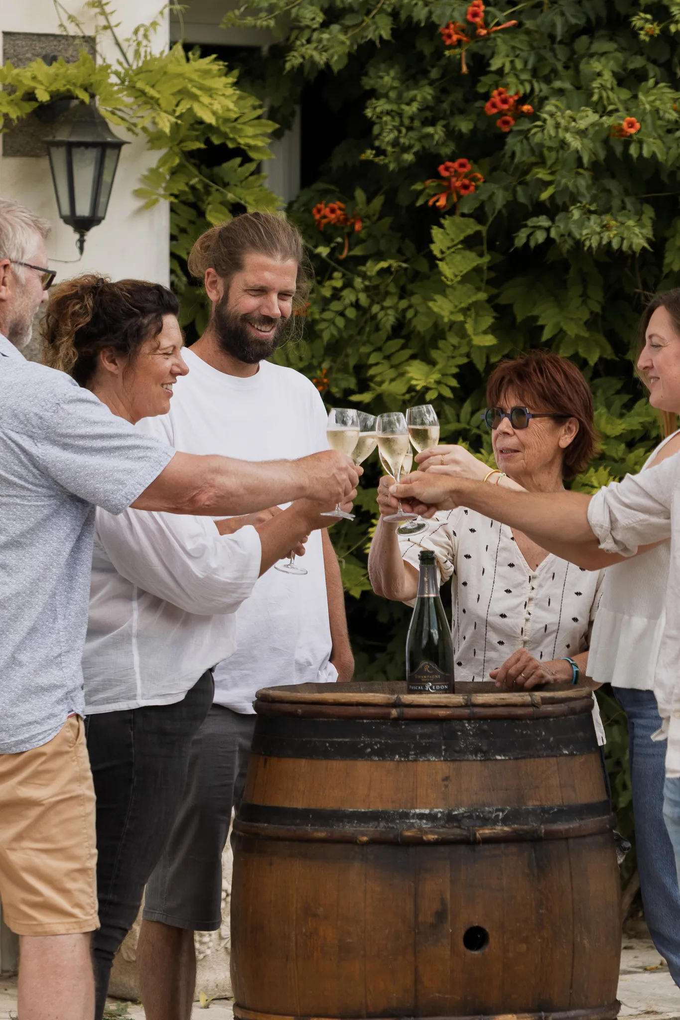 Chaque client est accueilli comme un ami, qu’il vienne pour déguster, se renseigner ou simplement partager un moment chaleureux.